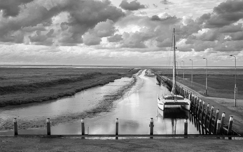 Hafen von Noordpolderzijl in Schwarz-Weiß von Marga Vroom