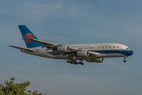 Airbus A380 de China Southern Airlines en début de matinée à l'atterrissage photographié au Kaagbaan