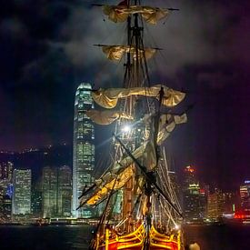 Zeilschip in Victoria Harbour (Hong Kong) van t.ART