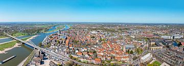 Lucht panorama van de historische stad Deventer aan de IJssel  met de Wilhelmina brug in Nederland van Eye on You