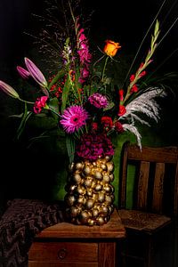 Ein schöner, bunter Blumenstrauß mit grünem Hintergrund