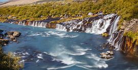 Vue sur la cascade colorée de Hraunfossar, en Islande sur PhotoCluster