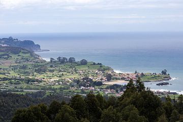 Vue panoramique sur le littoral des Asturies sur Peter Haastrecht, van