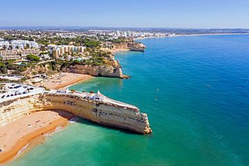 Luchtfoto van de zuidkust in Portugal van Eye on You