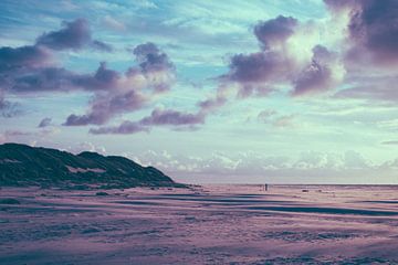 Ciel nuageux sur la plage de Paal 7 sur le Terschelling n°2 sur Alex Hamstra