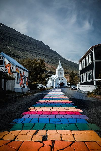 Regenboogstraat in Seydisfjördur van Rafaela_muc