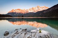 Alpiene gloed op het Zugspitze-massief van Michael Valjak thumbnail