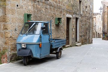 Piaggio Ape driewieler in Pitigliano van Jolanda van Eek en Ron de Jong