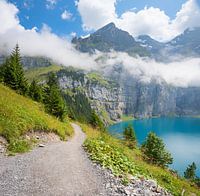 idyllisch wandelpad boven de Oeschinensee, Zwitserland