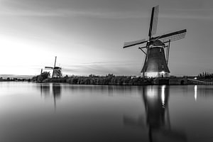 Verlichtte molen bij zonsondergang