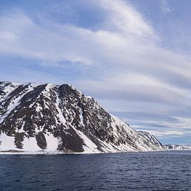 Bergen en rotsen in de winter in Finnmark, Noorwegen van Rico Ködder