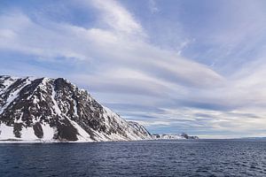 Berge und Felsen im Winter in der Finnmark in Norwegen