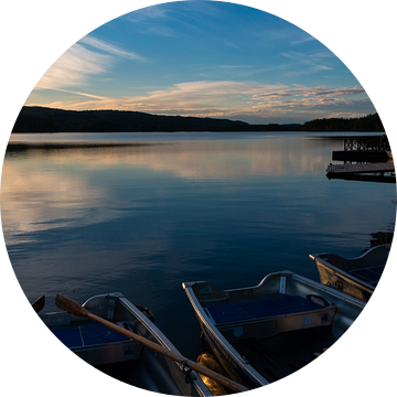 Avond bij het Safssjon meer in Zweden met roeiboten aan de wal van Henk Hulshof