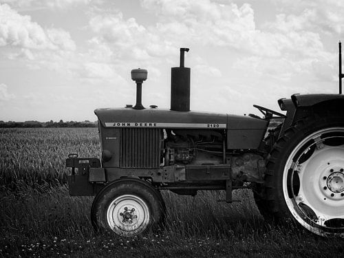 Alter Traktor auf dem Feld