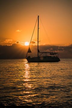 Zeilboot met zonsopgang van Tonny Visser-Vink
