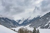 Uitzicht over de met sneeuw bedekte bergen in de Tiroler Alpen in Oostenrijk van Sjoerd van der Wal Fotografie thumbnail