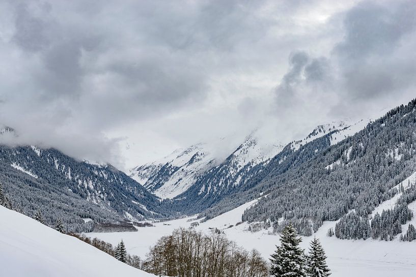 Uitzicht over de met sneeuw bedekte bergen in de Tiroler Alpen in Oostenrijk van Sjoerd van der Wal