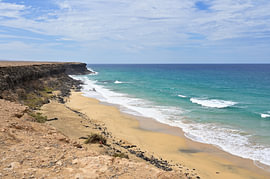 Einsamer Strand von El Cotillo an der zerklüfteten Küste von Fuerteventura von Tomherkules
