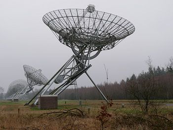 Radioteleskop in der Natur fotografiert