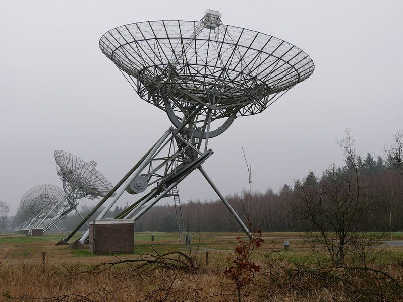 Radioteleskop in der Natur fotografiert von L Swinkels
