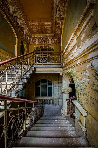 Trap in kleurrijke villa