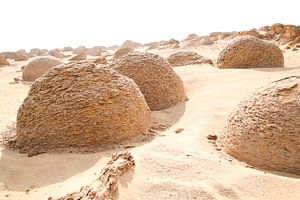 Sphères mystérieuses dans le désert