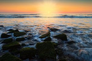 kleurrijke zonsondergang langs de Nederlandse kust van gaps photography