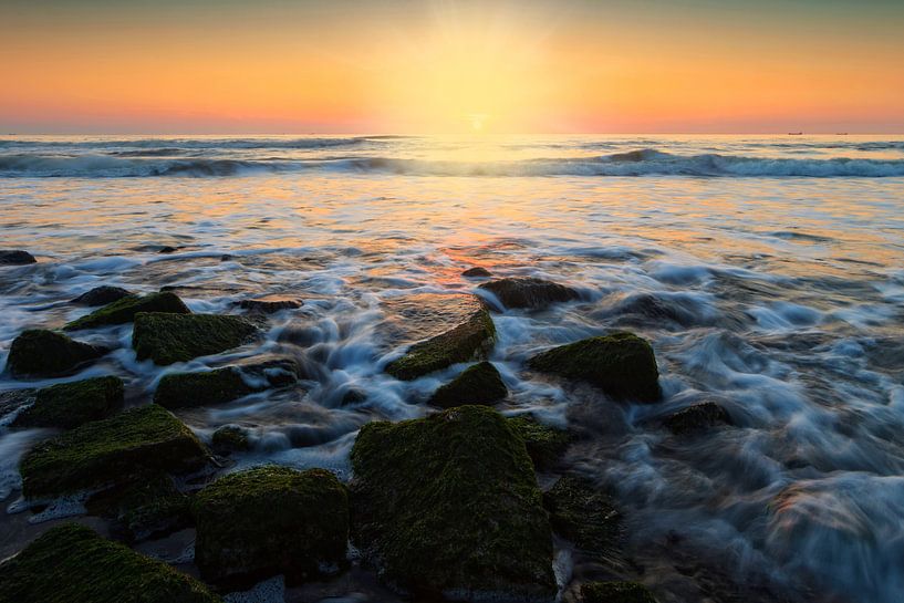 Farbenprächtiger Sonnenuntergang an der niederländischen Küste von gaps photography