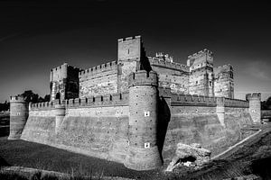 Die mittelalterliche Burg von Medina del Campo, Nordspanien, in schwarz-weiß.