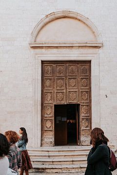 Italië | Puglia | Bari | Grote oude deur van Iris van Tricht