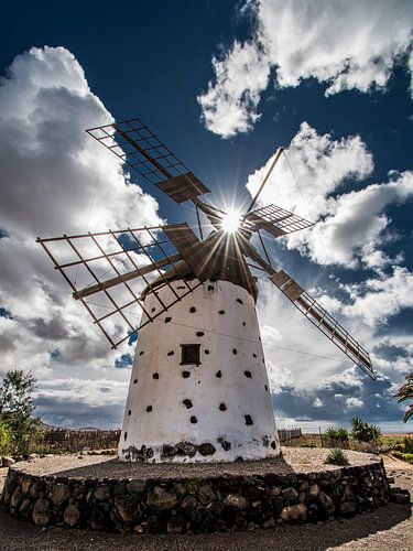 Spaanse windmolen in tegenlicht op het Canarische eiland Fuerteventura