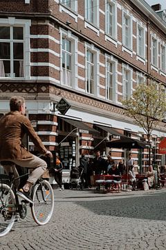 Stad Maastricht Wyck | Nederlandse fietser in de binnenstad | Café Zondag in Maastricht van eighty8things