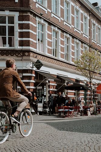 Stadt Maastricht Wyck | Niederländischer Radfahrer im Stadtzentrum | Cafe Sunday in Maastricht