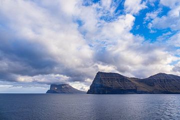 Blick auf die Felsen der Färöer Inseln mit Wolken von Rico Ködder