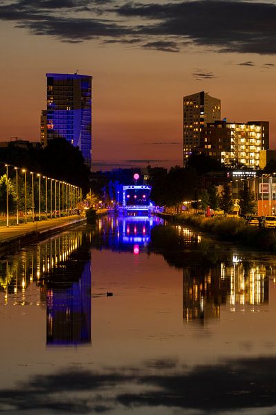 Oranje lucht en blauwe brug Eindhovensch Kanaal van Noud de Greef