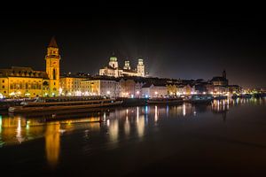 Die Stadt Passau in Bayern bei Nacht von Animaflora PicsStock