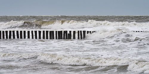 Panorama van golfbrekers die worden overspoeld door de golven in Cadzand, Zeeland