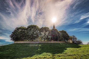 Die kleine Kirche von Tsjerkebuorren im Gegenlicht der Sonne