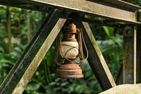 Rostige Lampe auf einer Brücke im Bush.