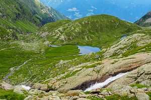 Hochalpine Bergseen und beeindruckende Gipfelkulisse in der ursprünglichen Natur der Meraner Seeplatte in Südtirol.
