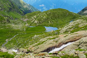 High alpine mountain lakes and impressive mountain peaks in the unspoilt natural surroundings of the Merano lake district in South Tyrol. by Miriam Schwarzfischer Fotografie