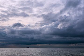 Wolken aan de Oostzeekust bij Meschendorf van Rico Ködder