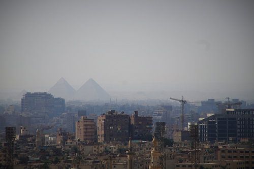 Géants endormis : les pyramides au loin, Le Caire