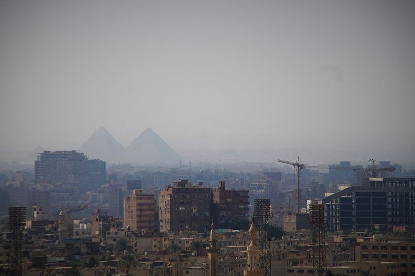 Schlafende Giganten: die Pyramiden in der Ferne, Kairo von Maurits Bredius