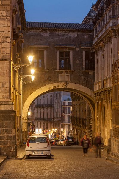 Archway Arco Divia Crociferi met barokke straat Via Crociferi in de schemering, Catania, Sicilië, It van Torsten Krüger