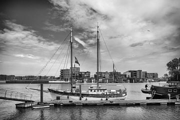 Klassiek schip, aangemeerd aan het Wantij in Dordrecht  (zwar-wit)) van Rick Van der Poorten