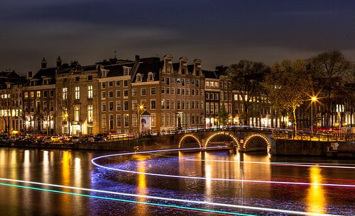 Lichtstralen door de Amsterdamse grachten