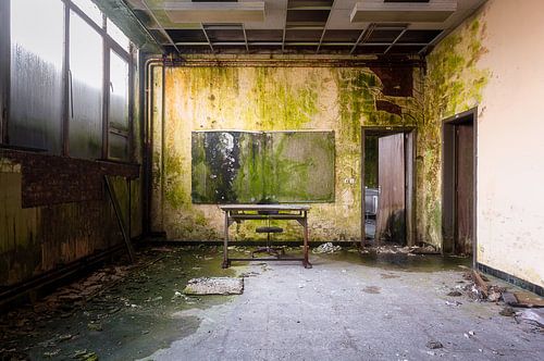 Une commission scolaire abandonnée pleine de moisissures.