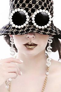 Lady Dollar with golden lips van StyleStudio M21
