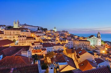 Blaue Stunde über der Alfama -  Eine romantische Stadtansicht von Rolf Schnepp